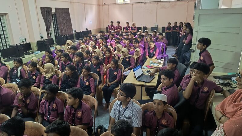 പ്രമാണം:25044 up digital training1.jpg