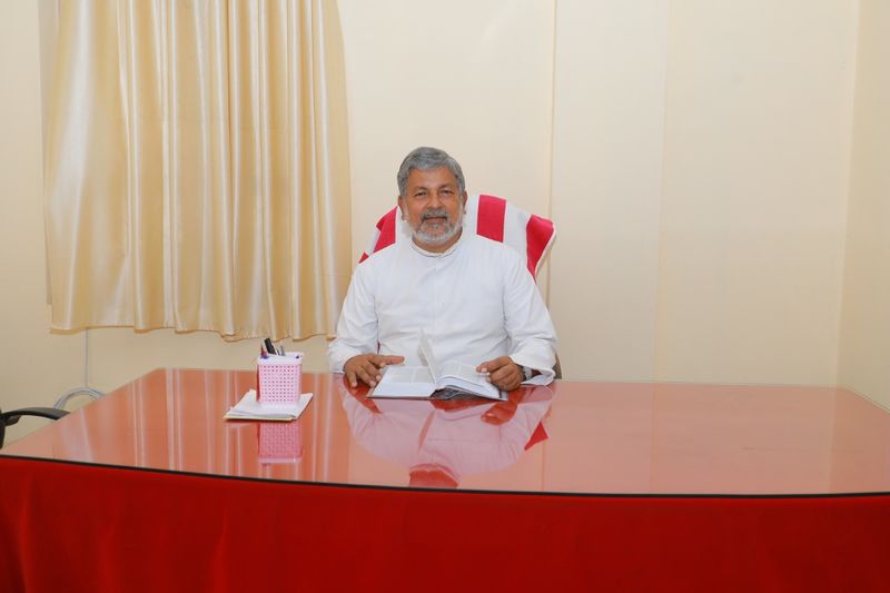 പ്രമാണം:44046-school admin.jpg