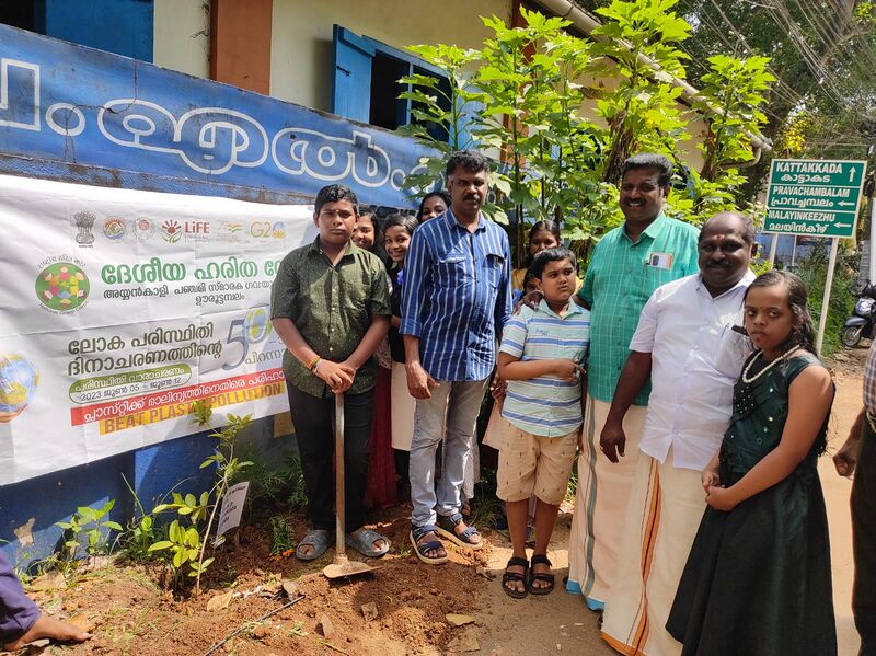 പ്രമാണം:44354 ee thanalil ithiri neram.jpg