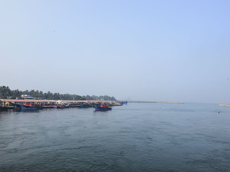 പ്രമാണം:Neendakara fishing harbour.jpg
