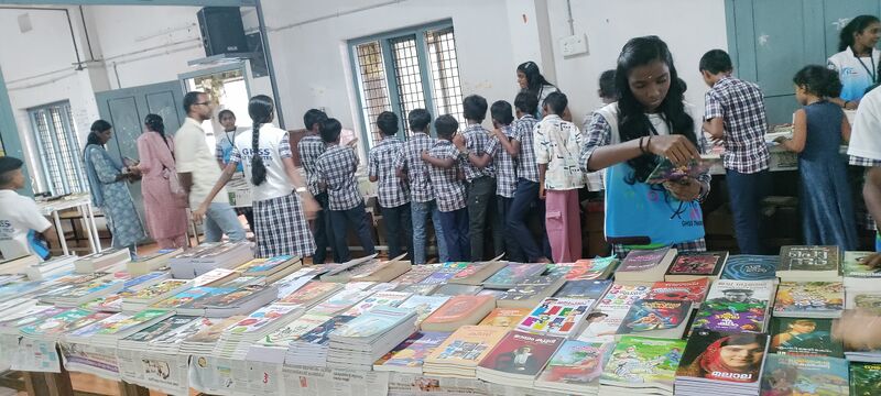 പ്രമാണം:12049 KSD PUSTHAKAVANDI3.jpg