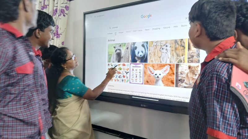 പ്രമാണം:21060 khssinteractive board3.jpg