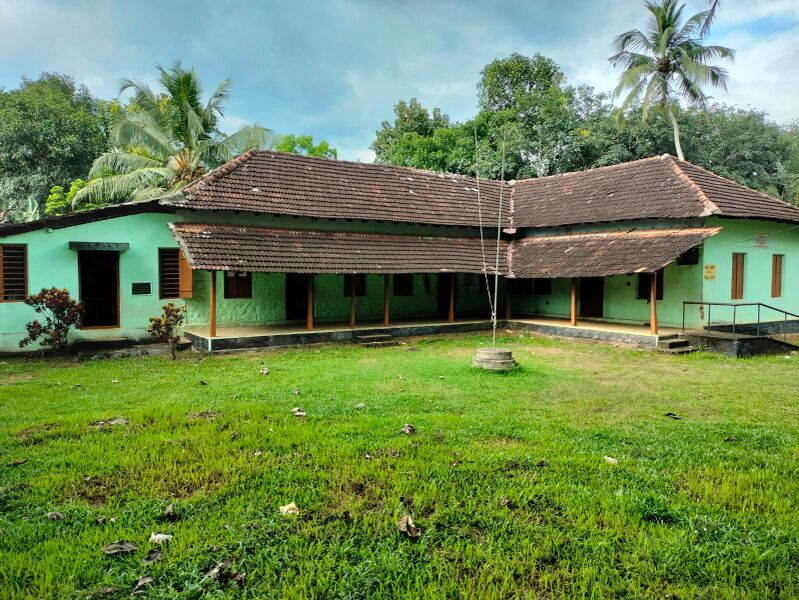 പ്രമാണം:38522 SCHOOL.jpg