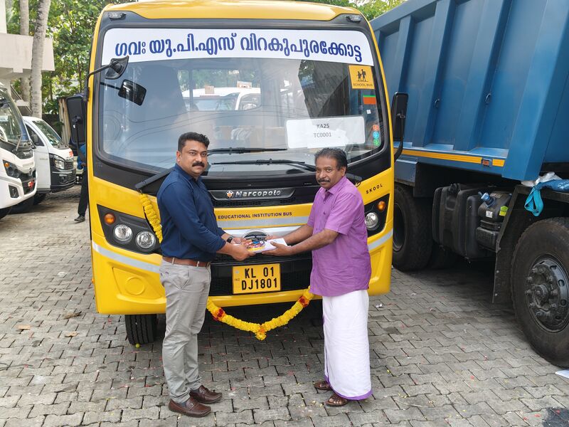 പ്രമാണം:43338 school bus.jpg