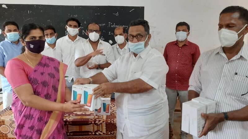 പ്രമാണം:Mobile vitharanam5.jpeg