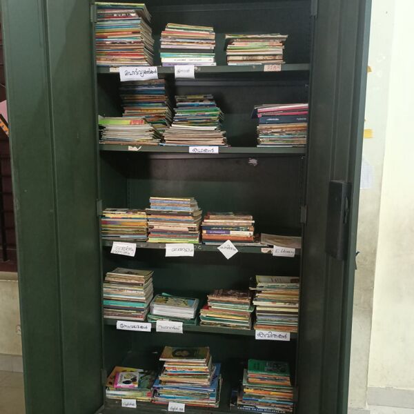 പ്രമാണം:School library books.jpg