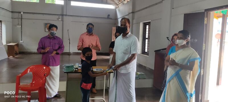 പ്രമാണം:18402 praveshanolsavam 2021-22 32.jpg