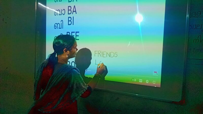 പ്രമാണം:19777-smart white board.jpg