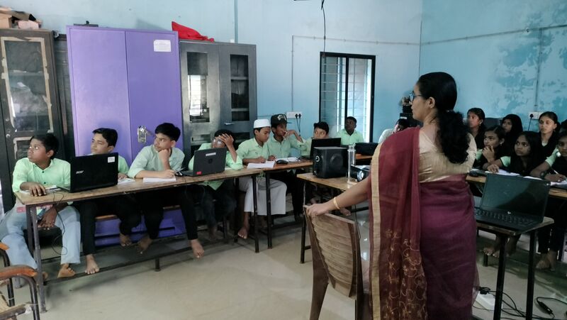 പ്രമാണം:20065 hitechclass.jpg