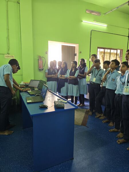 പ്രമാണം:25068 LK robofest2024-25 audience 2.jpg