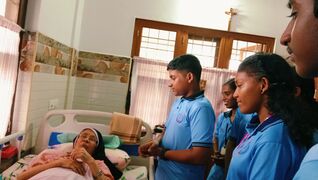 മഠത്തിലെ കിടപ്പു രോഗികളായിട്ടുള്ള അമ്മമാരെ സന്ദർശിച്ചു കുട്ടികൾ