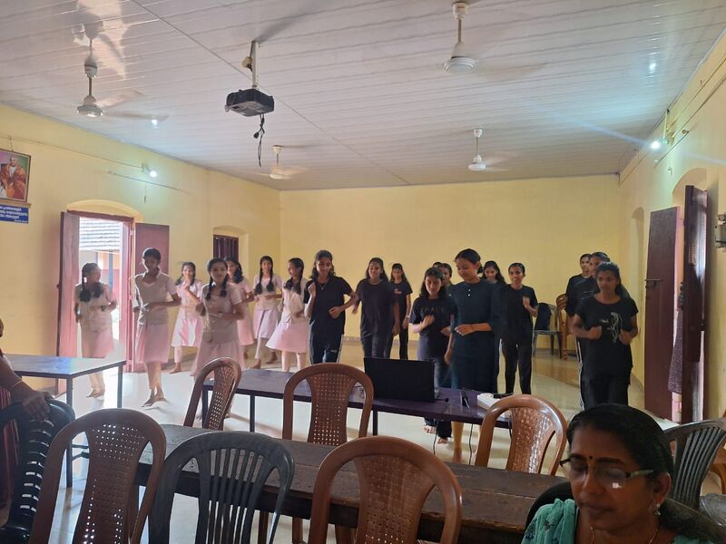 പ്രമാണം:33023-6 teens.jpg