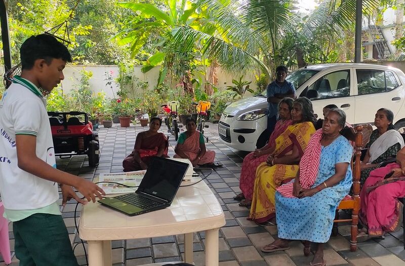 പ്രമാണം:34013lkparents class25a.jpg