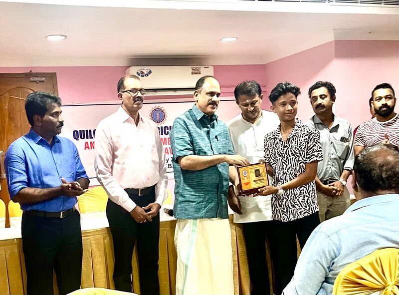 പ്രമാണം:അബ്ദുൽ ബാസിത് അവാർഡ് വാങ്ങുന്നു .jpg