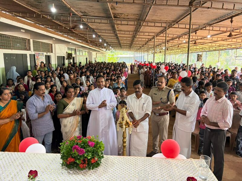 പ്രമാണം:12045 KGD praveshanolsal1.jpeg