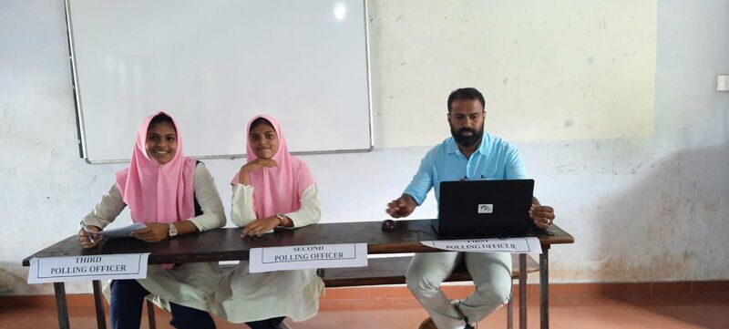 പ്രമാണം:19009-election -polling.jpg