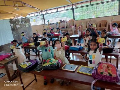 പ്രീപ്രൈമറി കുട്ടികൾ സമ്മാനമായി കിട്ടിയ ക്രയോൺ പായ്ക്കറ്റുകളുമായി.