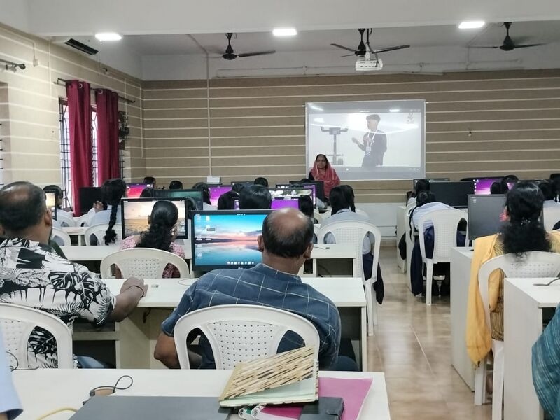 പ്രമാണം:26084 LK parents meeting.jpg