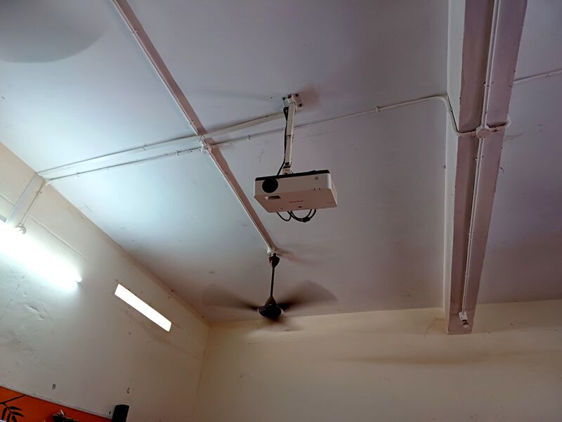പ്രമാണം:43457 projector.jpg