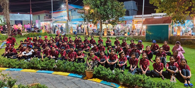 പ്രമാണം:44223 tour 25 park.jpg