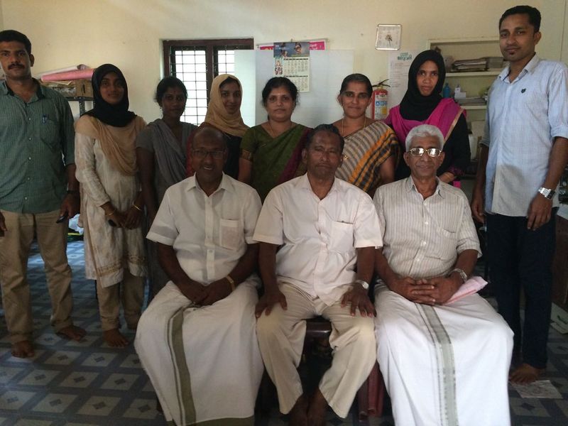 പ്രമാണം:47410 teachers.jpg