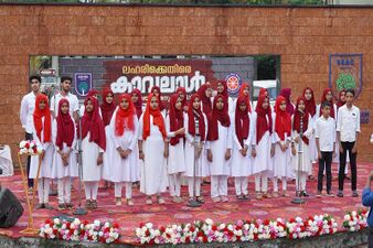 ലഹരിക്കെതിരെ  കാവലാളിൽ  ഋഷിരാജ്  ലഹരി വിരുദ്ധ ഗാനം ആലപിക്കുന്ന വിദ്യാർത്ഥികൾ