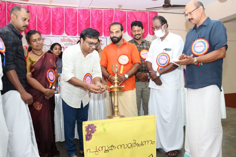 പ്രമാണം:Reading Day VDUPS.jpg