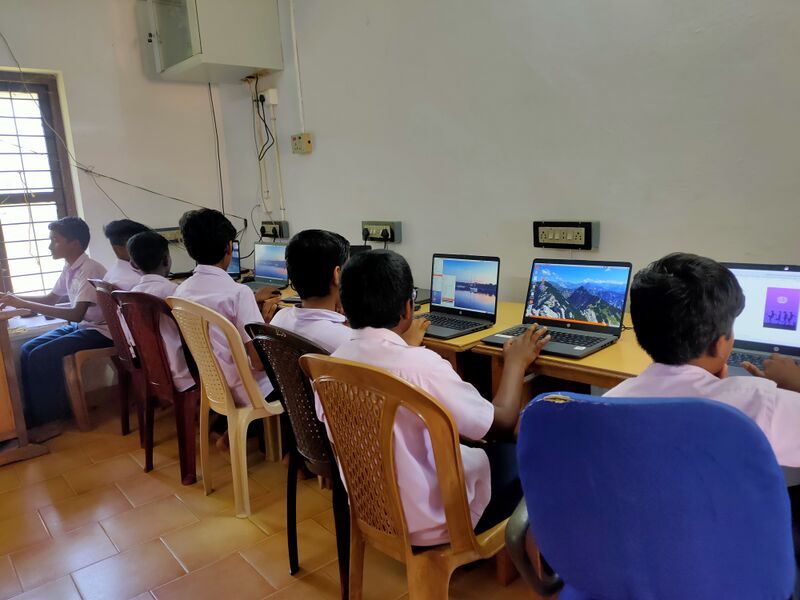 പ്രമാണം:15038 it lab.jpg