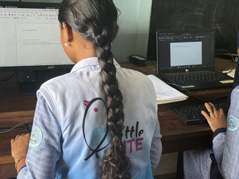 പ്രമാണം:19083 typing.jpg