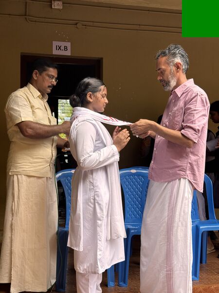 പ്രമാണം:19112 mes jrc scarfing ceremony.2.jpg