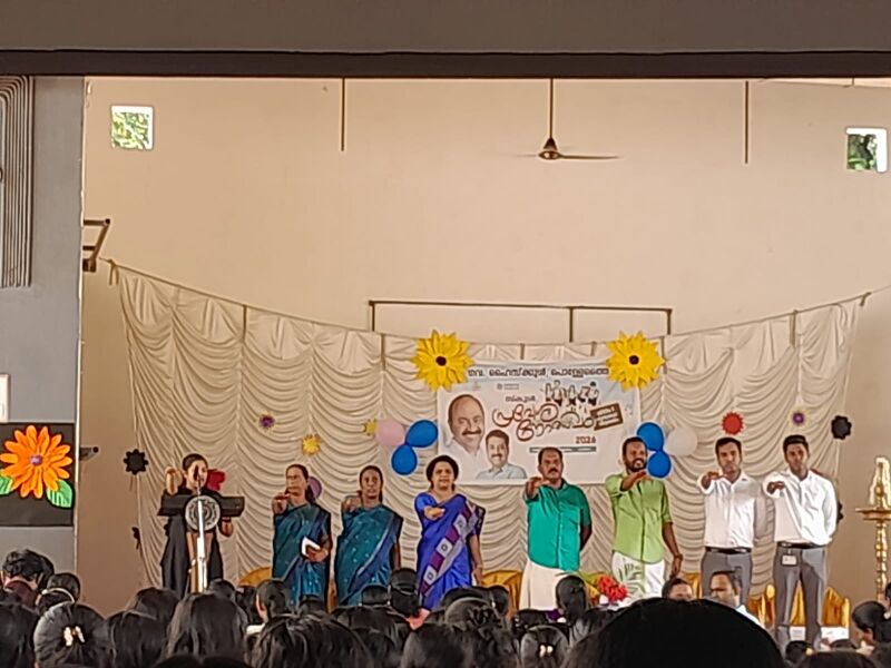 പ്രമാണം:34007 praveshanotsavam.jpg