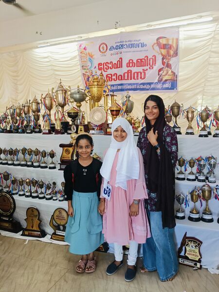 പ്രമാണം:36015 HS Arabic song team.jpg