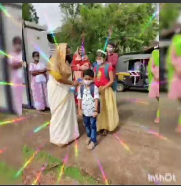 പ്രമാണം:Back to school 02.jpg