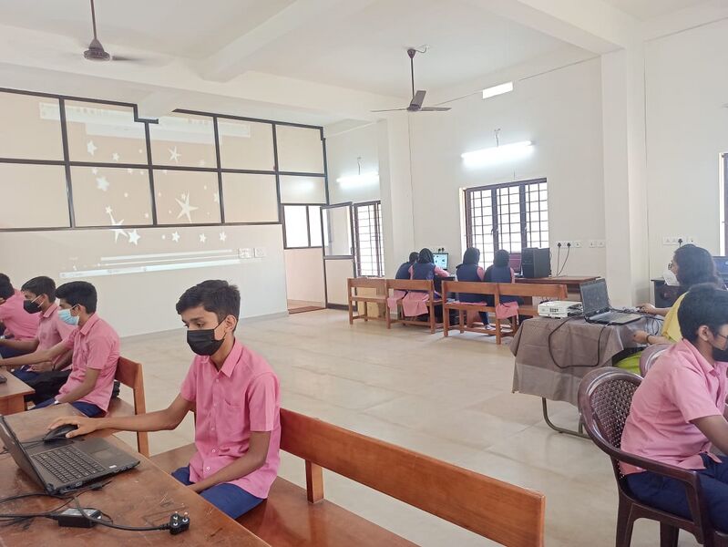 പ്രമാണം:13061കമ്പ്യൂട്ടർ ലാബ്.jpeg