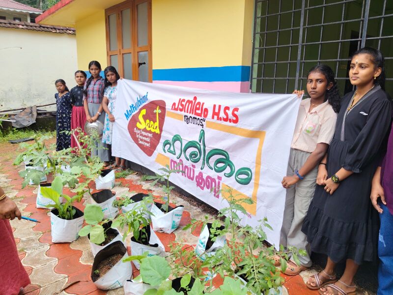 പ്രമാണം:36033 seed club1.jpg