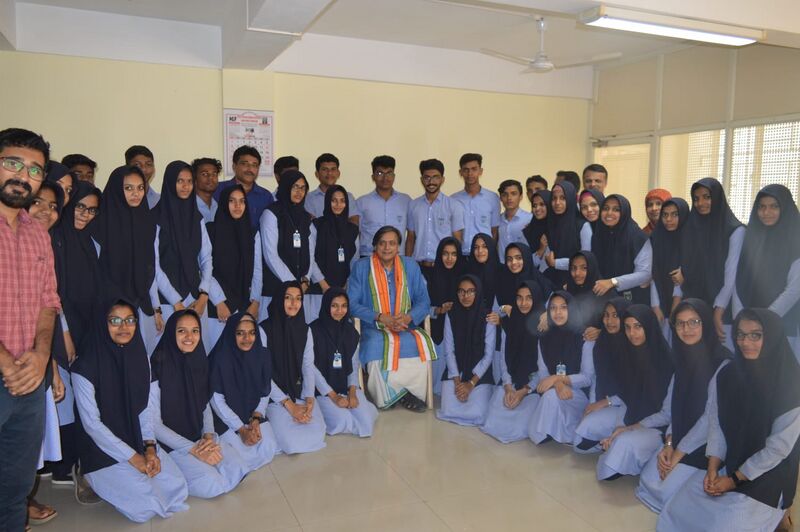 പ്രമാണം:48002-shashi tarur PM.jpeg