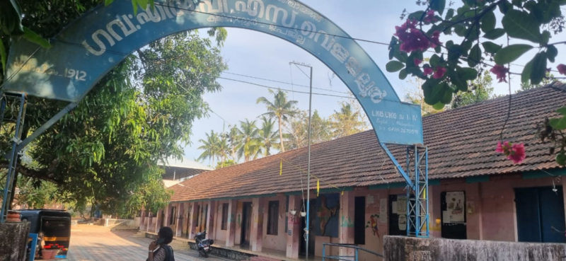 പ്രമാണം:42422 school photo.png