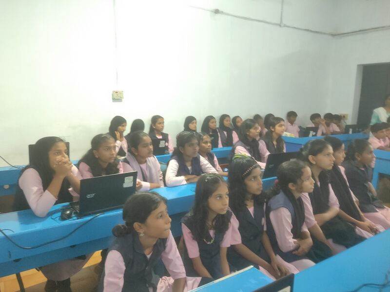 പ്രമാണം:48051 Clss foe other syudents11.jpg