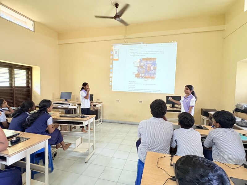 പ്രമാണം:Robotics class 1.jpg