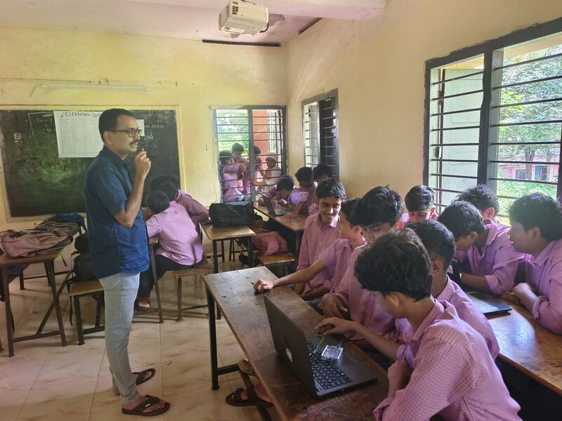 പ്രമാണം:Robotics lk2.jpg