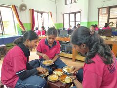 ഉച്ചഭക്ഷണം