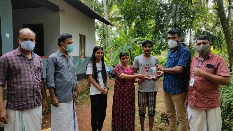 പ്രമാണം:47110 kkd gadget distribution.jpeg