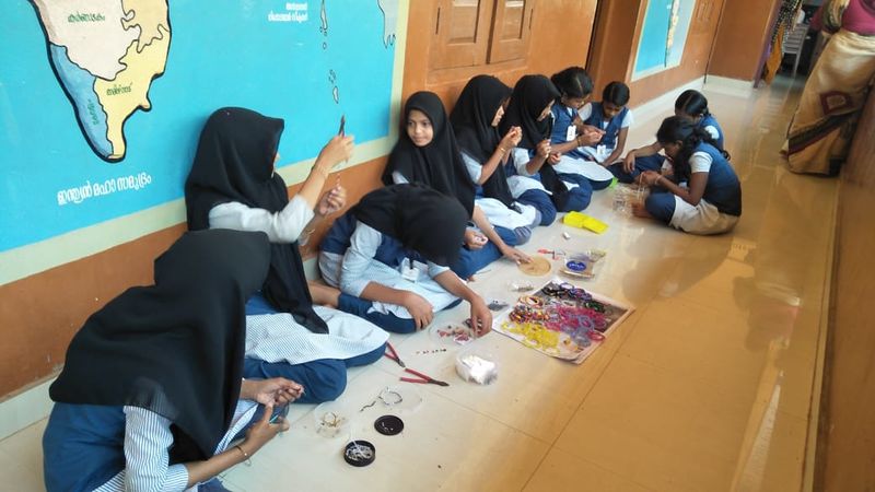 പ്രമാണം:48253bead works.jpg