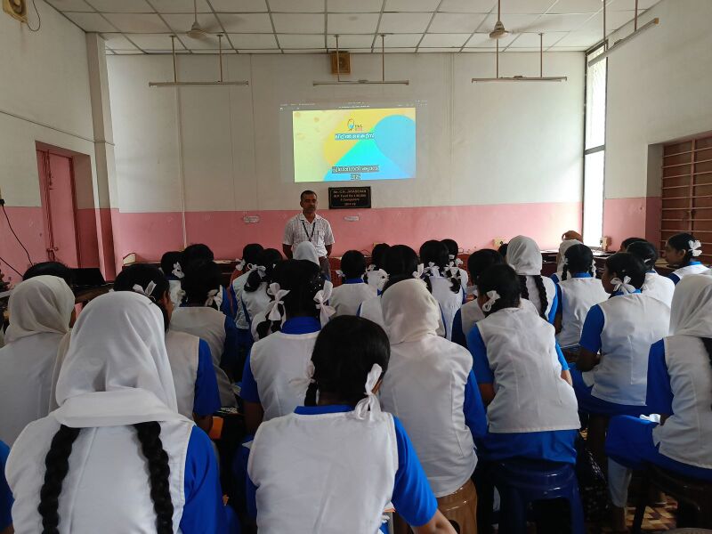 പ്രമാണം:LFCGHSS 24049 LITTLEKITES.jpg