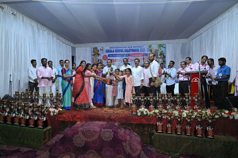 പ്രമാണം:11235kalolsava winner.jpg