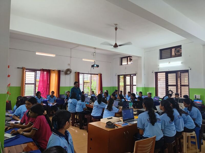 പ്രമാണം:16002 lk2025-28 batch1 2.jpg