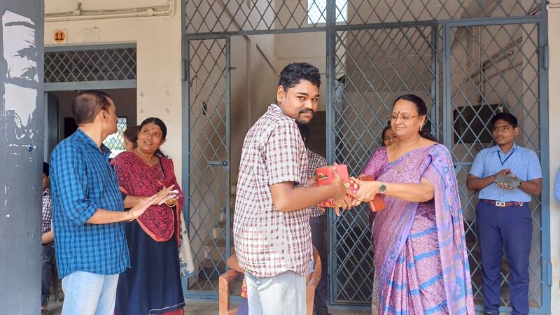 പ്രമാണം:21060 bhinnaseshidinam4.jpg