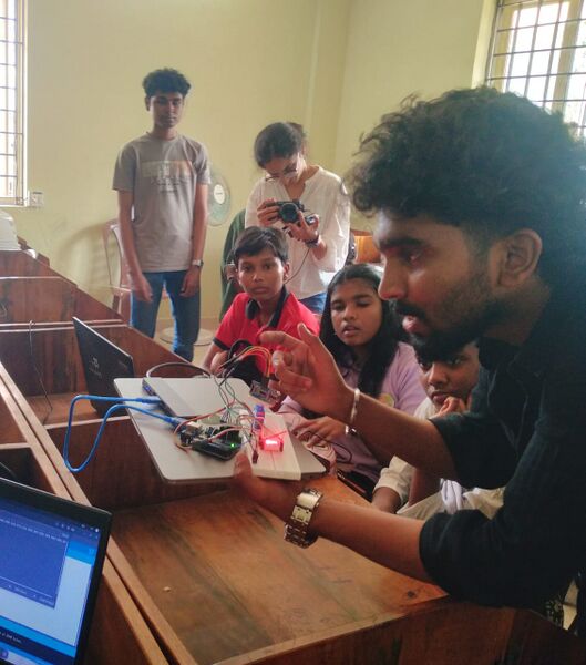 പ്രമാണം:42042 nirmaan04.jpg