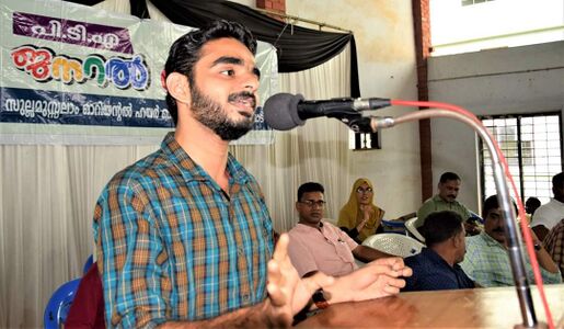 സ്കൂൾ പൂർവ്വ വിദ്യാർത്ഥി ഫറാഷ് ഐ.പി.എസ് വിദ്യാർത്ഥികളുമായി സംവദിക്കുന്നു