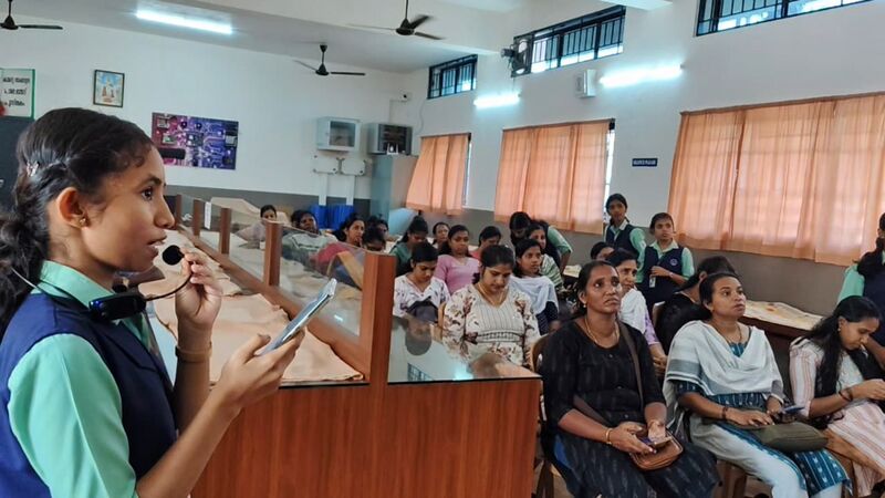 പ്രമാണം:Ai taining 25094 1.jpg